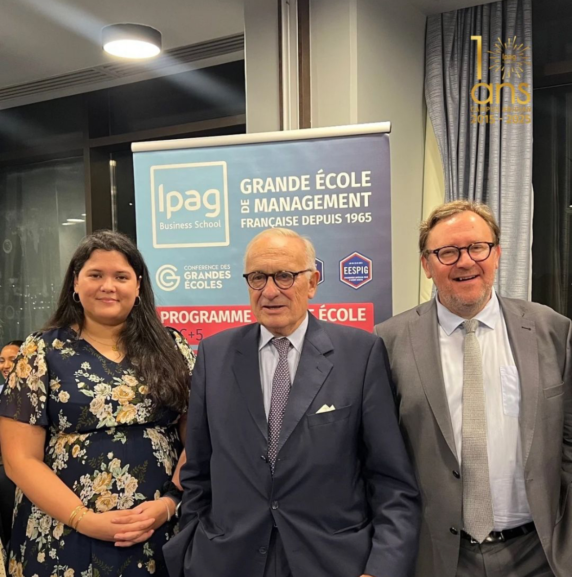 C&eacute;l&eacute;bration des 10 ans du campus d'Abidjan, le 17 septembre 2025. De gauche &agrave; droite : Isabelle Raudrant, Directrice du campus d'Abidjan, Robert Fonck, Pr&eacute;sident du Conseil d'administration de l'IPAG Business School et Olivier Maillard, Directeur g&eacute;n&eacute;ral de l'IPAG Business School. + logo des 10 ans